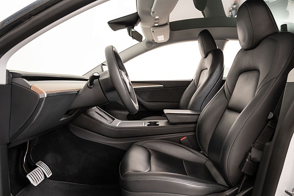 Tesla Model Y 18 of 30