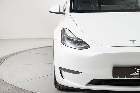 Tesla Model Y 5 of 30
