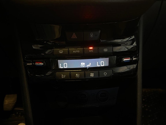 Peugeot 2008 27 of 30