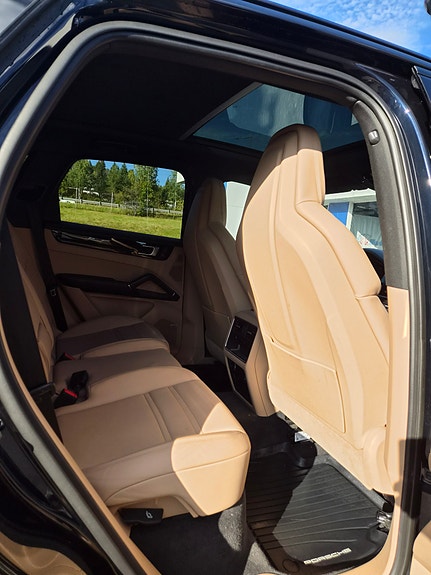 Porsche Cayenne 9 of 9