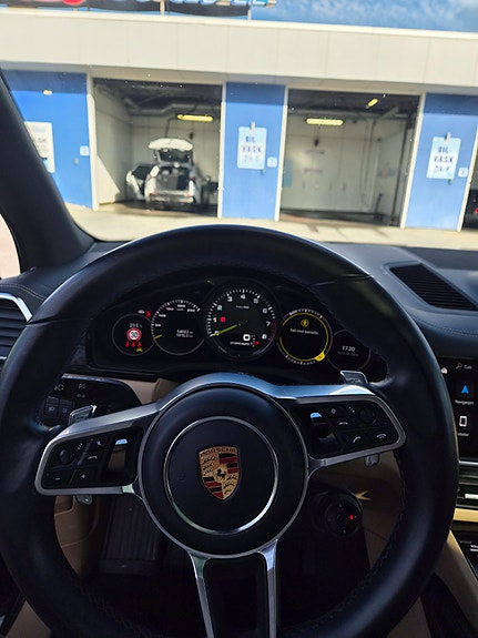 Porsche Cayenne 5 of 9