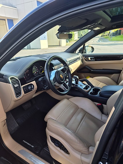 Porsche Cayenne 8 of 9