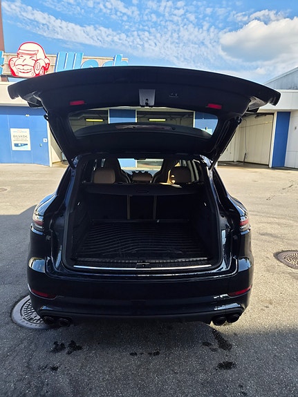 Porsche Cayenne 4 of 9