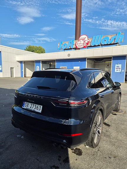 Porsche Cayenne 2 of 9