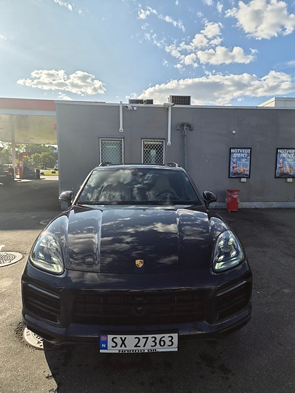 Porsche Cayenne 3 of 9