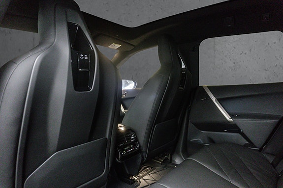 BMW iX 20 of 30