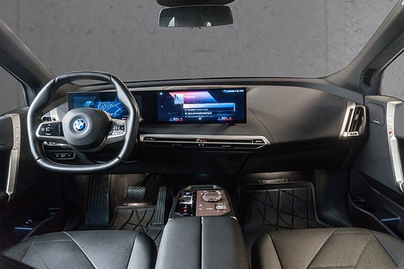 BMW iX 14 of 30