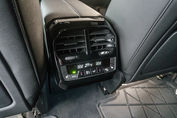 BMW iX 21 of 30