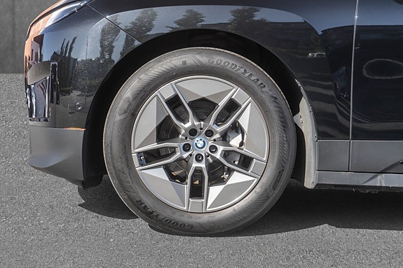 BMW iX 9 of 30