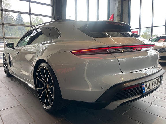Porsche Taycan Sport Turismo 10 of 30