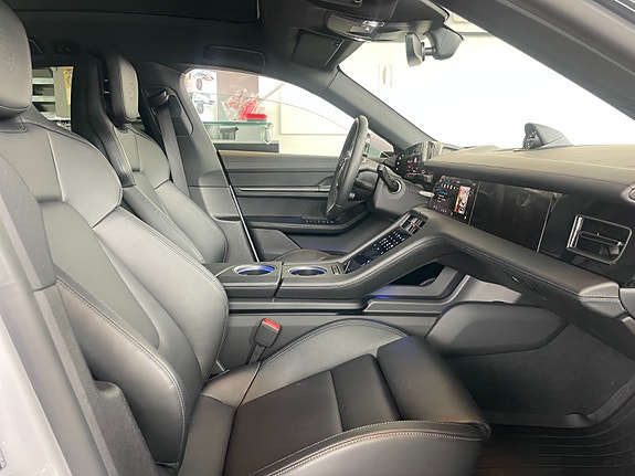 Porsche Taycan Sport Turismo 13 of 30