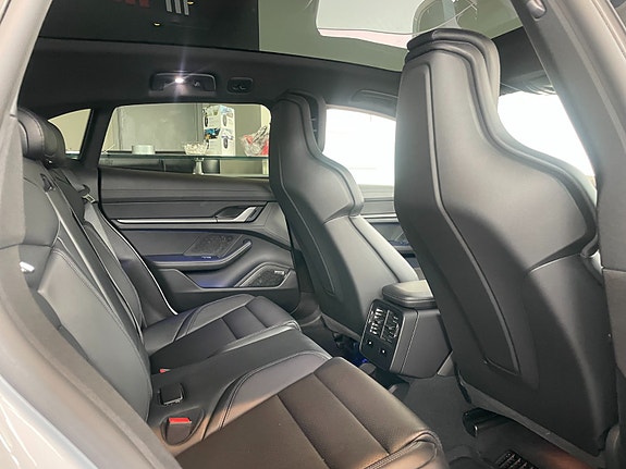 Porsche Taycan Sport Turismo 17 of 30