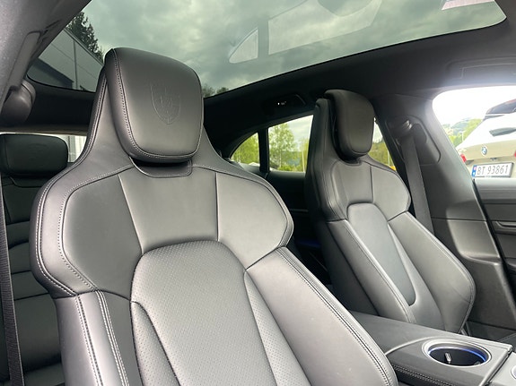 Porsche Taycan Sport Turismo 23 of 30
