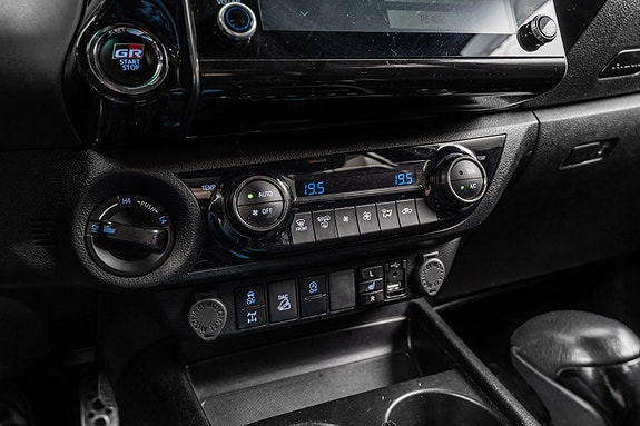 Toyota HiLux 24 of 29