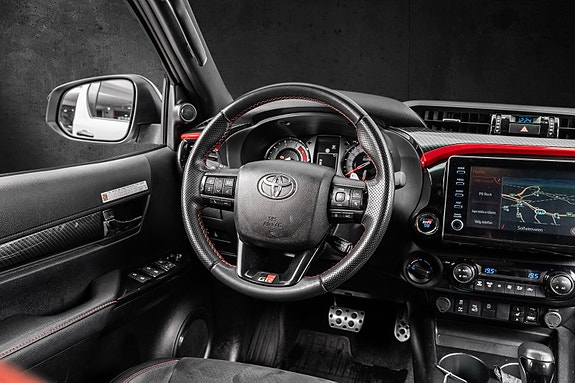 Toyota HiLux 16 of 29