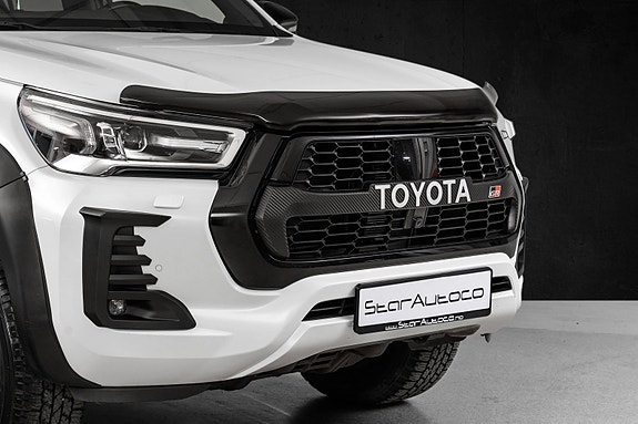 Toyota HiLux 2 of 29