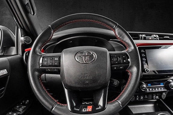 Toyota HiLux 17 of 29