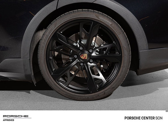 Porsche Taycan Cross Turismo 28 of 30