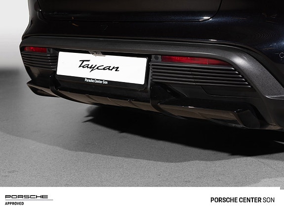Porsche Taycan Cross Turismo 22 of 30