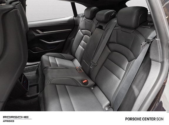 Porsche Taycan Cross Turismo 9 of 30