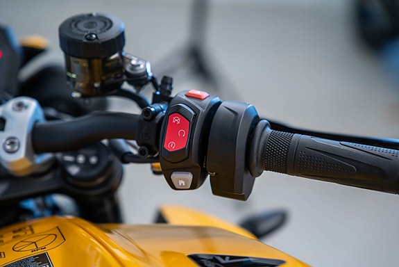 Triumph Street Triple 765 RS **KAMPANJE SPAR 10 000KR** KUN 1 STYKK - med varmeholker og skiltbrakett ferdig montert! 12 of 13
