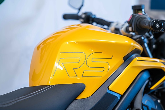 Triumph Street Triple 765 RS **KAMPANJE SPAR 10 000KR** KUN 1 STYKK - med varmeholker og skiltbrakett ferdig montert! 5 of 13