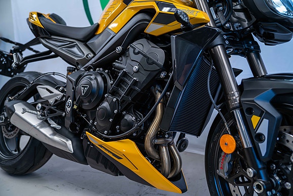 Triumph Street Triple 765 RS **KAMPANJE SPAR 10 000KR** KUN 1 STYKK - med varmeholker og skiltbrakett ferdig montert! 3 of 13