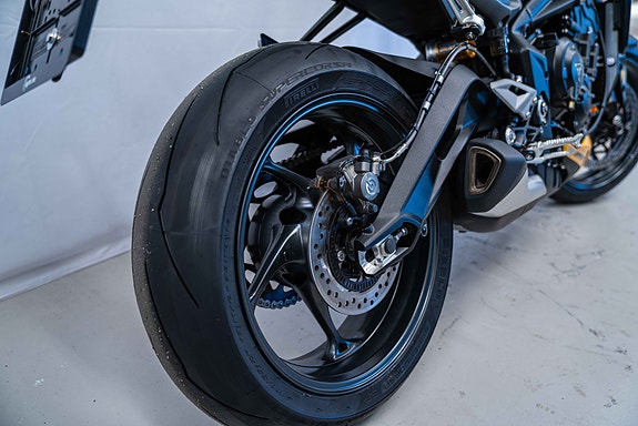 Triumph Street Triple 765 RS **KAMPANJE SPAR 10 000KR** KUN 1 STYKK - med varmeholker og skiltbrakett ferdig montert! 8 of 13