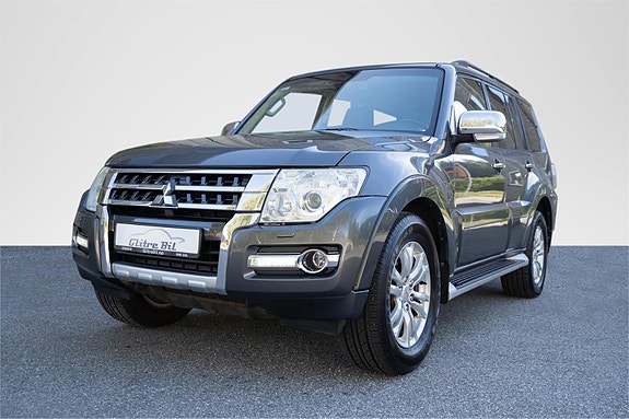Mitsubishi Pajero 2 of 30