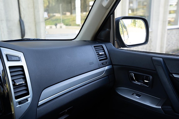 Mitsubishi Pajero 25 of 30