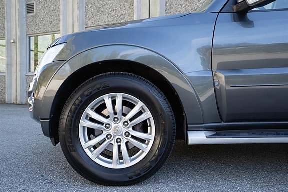 Mitsubishi Pajero 4 of 30