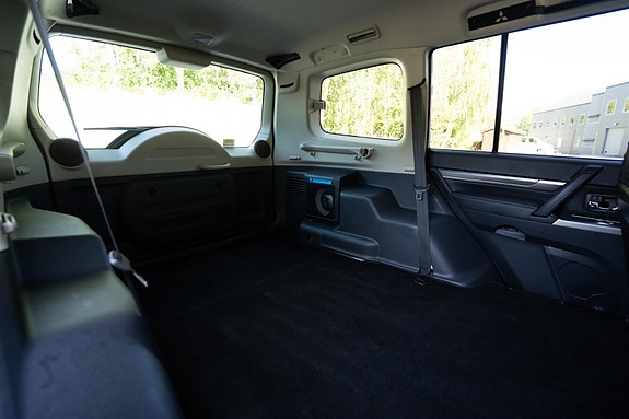 Mitsubishi Pajero 30 of 30