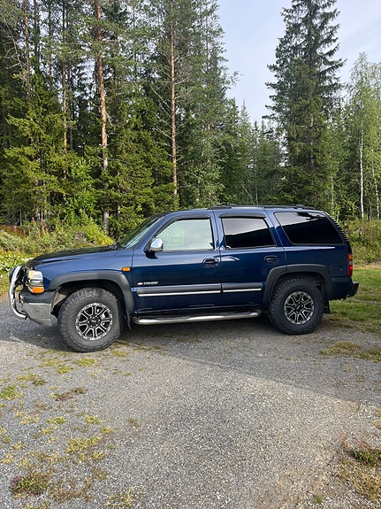 Chevrolet Tahoe 2 of 12