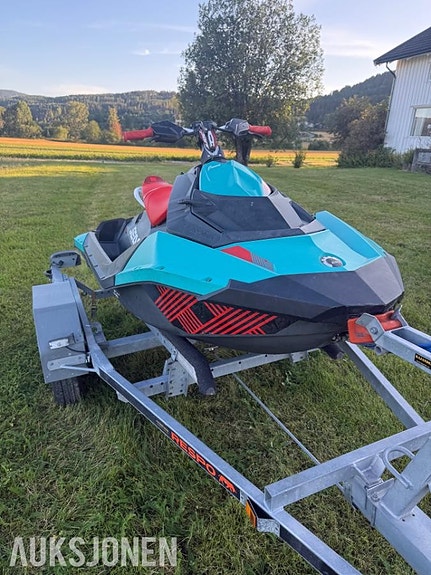 2017 SeaDoo Seadoo trixx 2 of 4
