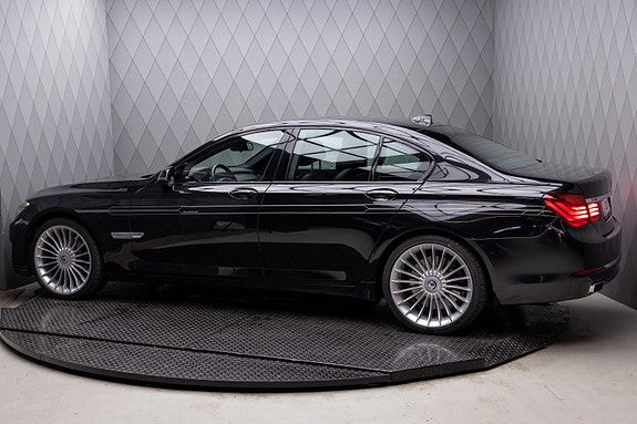 BMW 750i 8 of 30