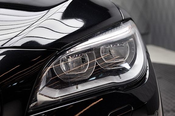 BMW 750i 4 of 30