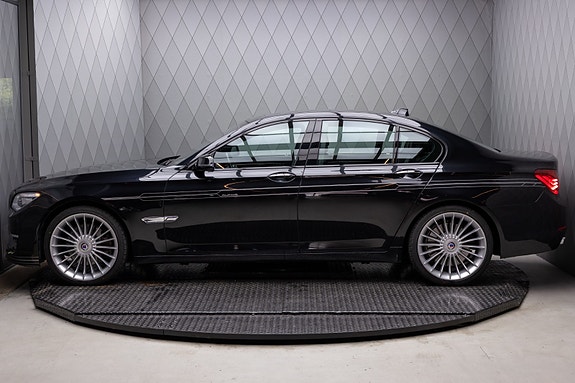 BMW 750i 9 of 30