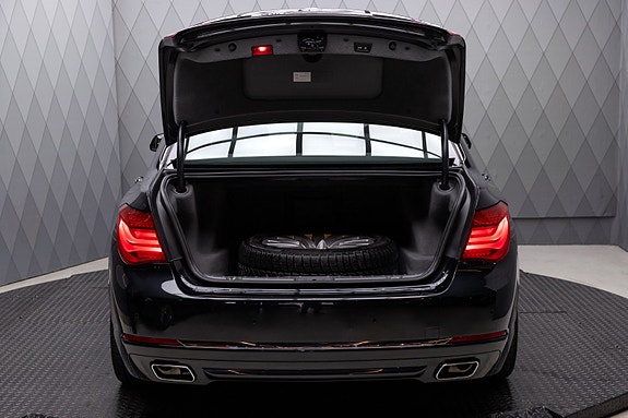 BMW 750i 10 of 30