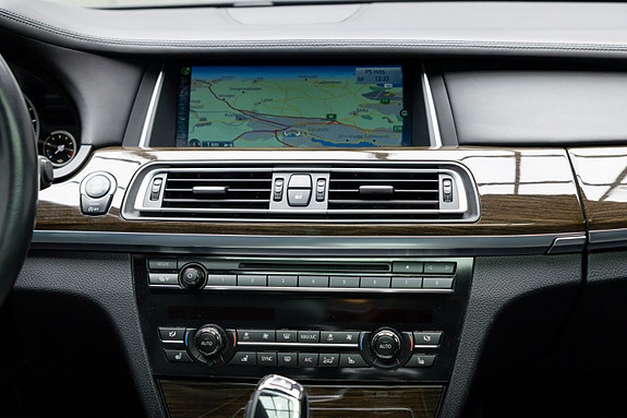 BMW 750i 28 of 30