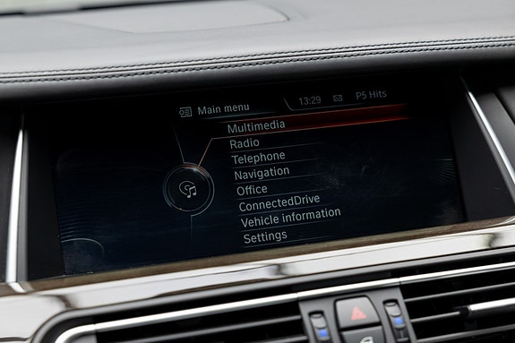 BMW 750i 29 of 30