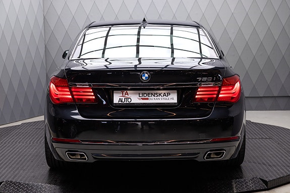 BMW 750i 7 of 30