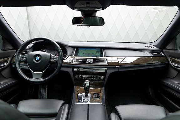 BMW 750i 17 of 30