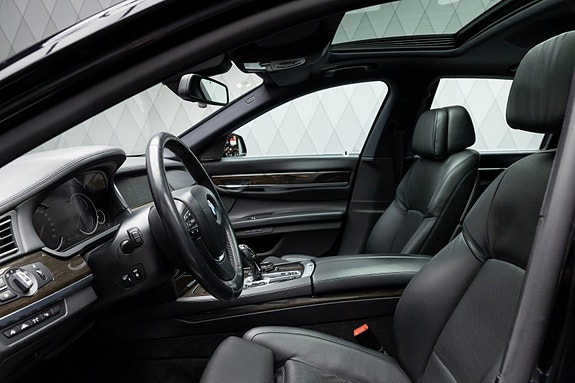 BMW 750i 22 of 30