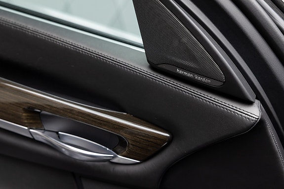 BMW 750i 18 of 30