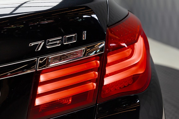BMW 750i 6 of 30