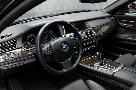 BMW 750i 23 of 30
