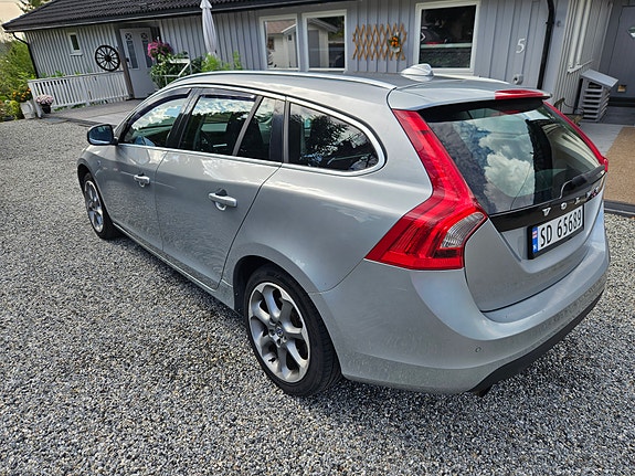 Volvo V60 2 of 18