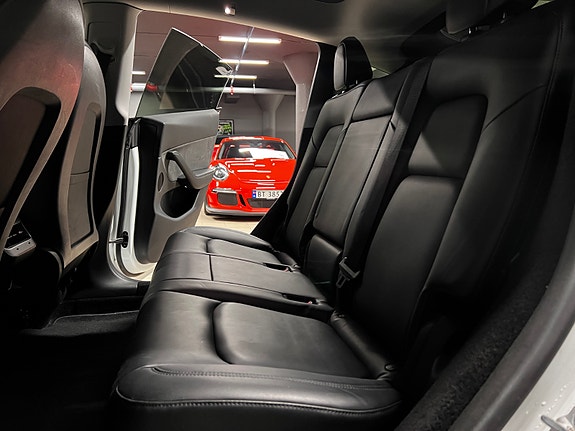 Tesla Model Y 16 of 30