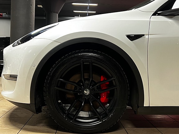 Tesla Model Y 12 of 30