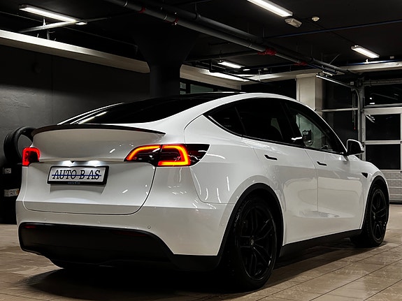 Tesla Model Y 5 of 30